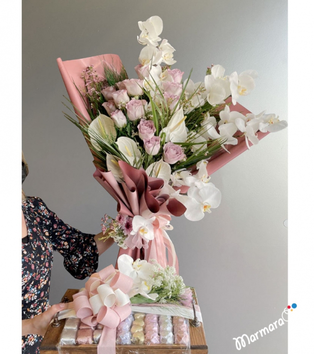 Orchid Bouquet Chocolate Set