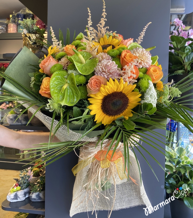 Stylish Bouquet With Sunflowers