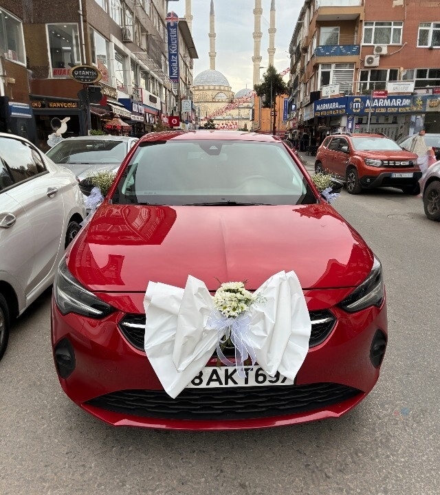 Beyaz Fiyonklu Hediye Araba Süsleme