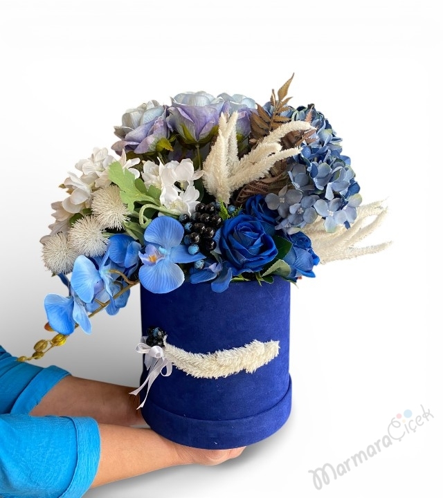 Mavi Tonlarda Kutulu Yapay Çiçek Aranjmanı