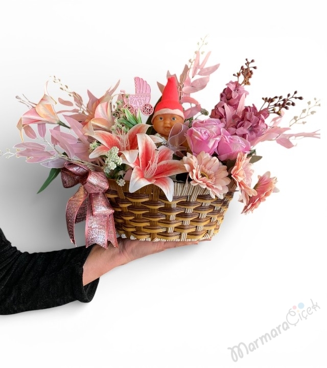 Kız Bebek Temalı Yapay Çiçek Sepeti