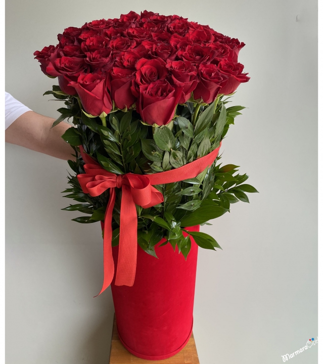 Jumbo Kutuda 50 Kırmızı Güller 