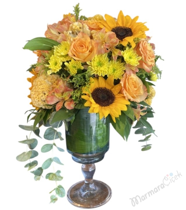 Kadehte Turuncu Çiçekler