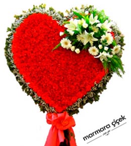 Karanfillerden Kalp Çelenk