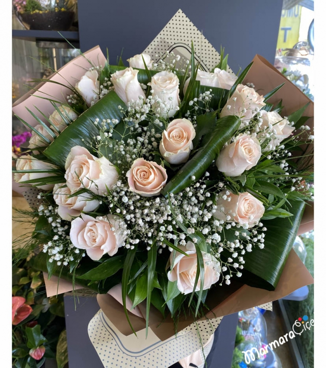 Elegant Bouquet of Salmon Roses