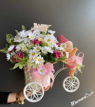 Bisiklette Yapay Papatyalar Kız Bebek Tebrik Çiçeği