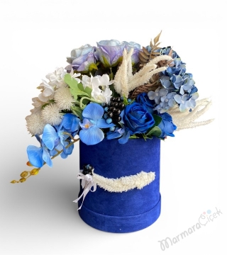 Mavi Tonlarda Kutulu Yapay Çiçek Aranjmanı